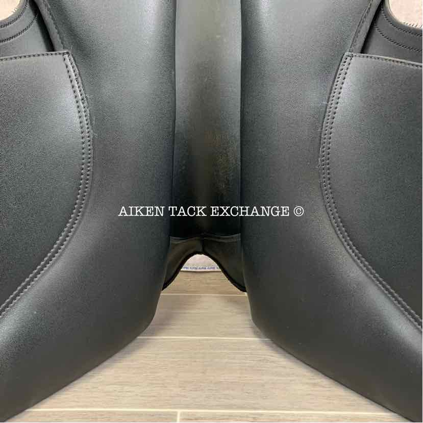 **SOLD** Wintec Pro Stock Australian Saddle, 17" / 17.5" Seat - Large, Adjustable Tree - Changeable Gullet, CAIR Panels