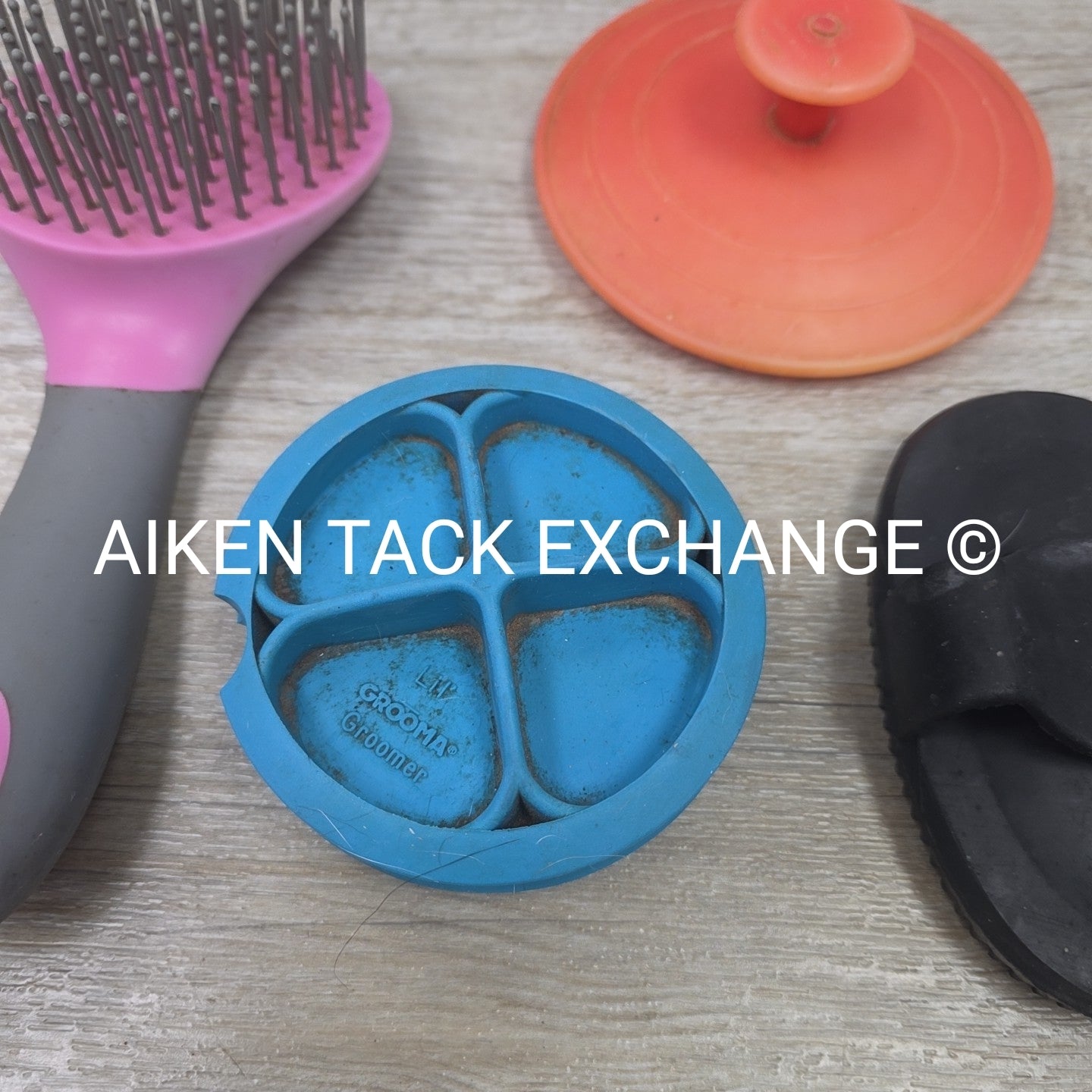 BARGAIN BUNDLE: 3 Curry Combs, 1 Mane & Tail Brush