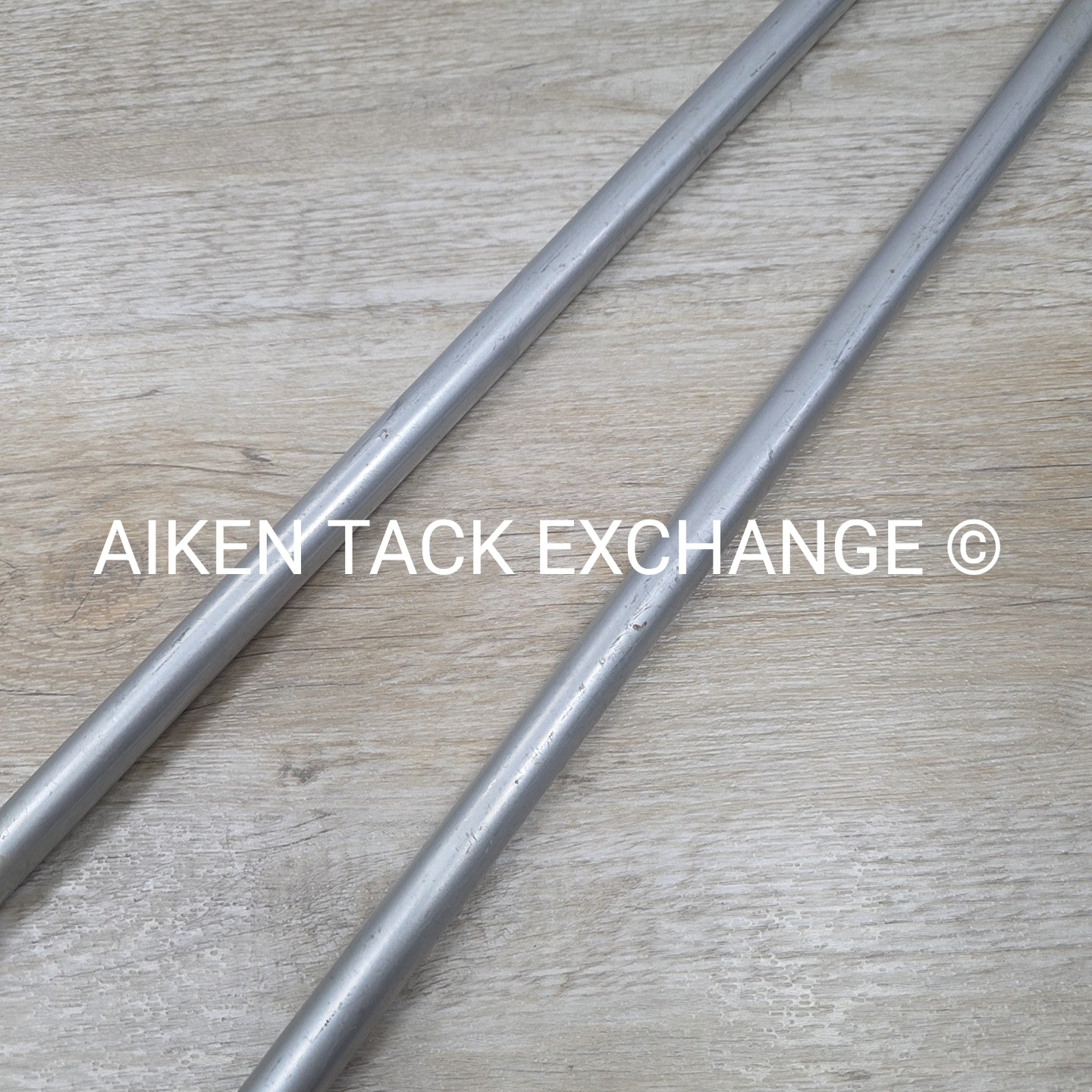 Swinging Metal Blanket Bar Rack with Wall Mounting Bracket