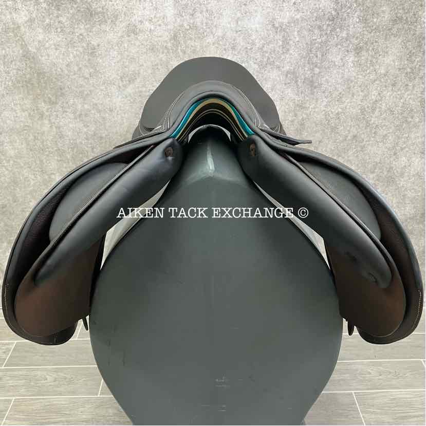 **On Trial** 2022 Voltaire Stuttgart Close Contact Jump Saddle, 17.5" Seat, 3AA Flap, Medium Wide Tree, PRO Panels, Full Buffalo Leather