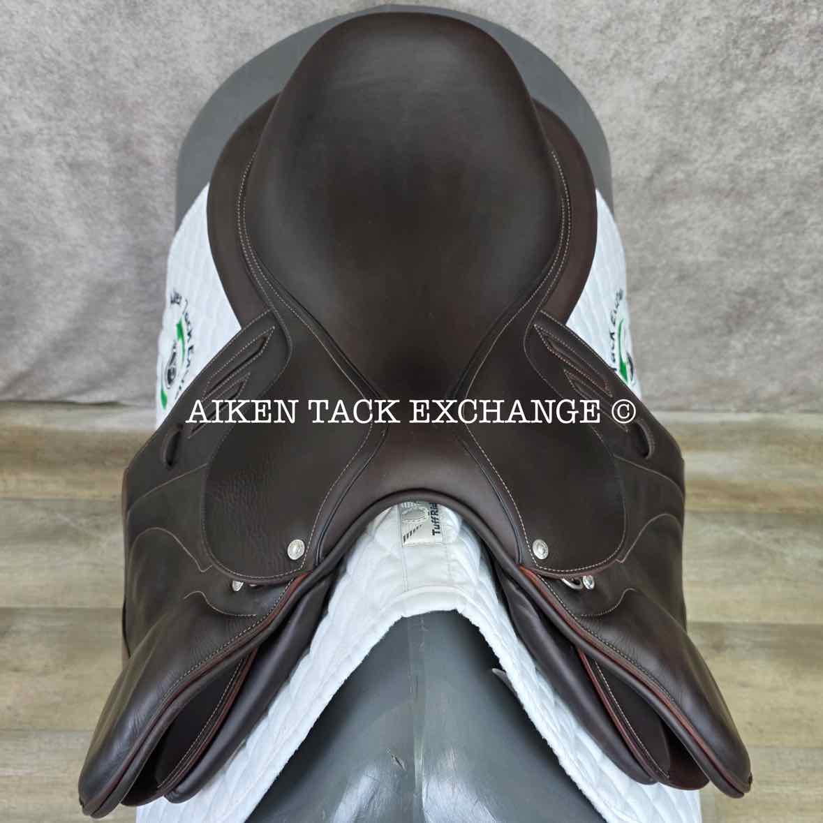 2017 Devoucoux Biarritz Lab Close Contact Jump Saddle, 17.5" Seat, 2A Flap, Medium Wide Tree, D3D Panels, Full Buffalo Leather