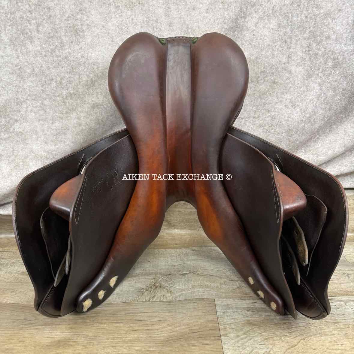 2009 Devoucoux Oldara Close Contact Jump Saddle, 17.5" Seat, 2A Flap, M/MW Tree, Foam Panels