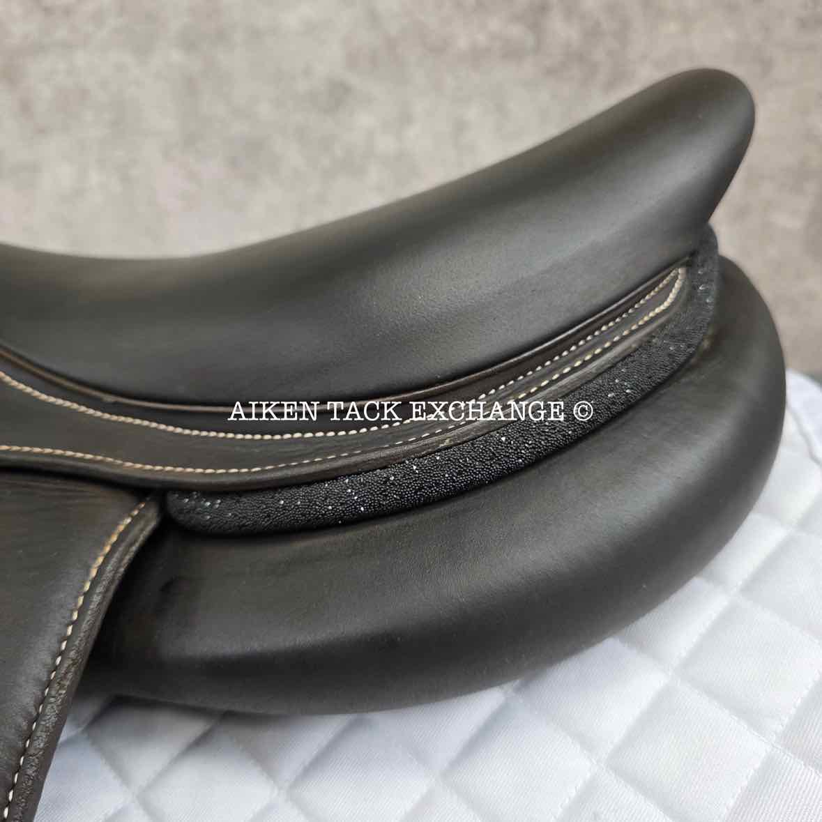 2024 Forestier Seoul Close Contact Jump Saddle, 17.5" Seat, 2AA Flap, MW/W Tree, PRO Panels, Full Buffalo Leather