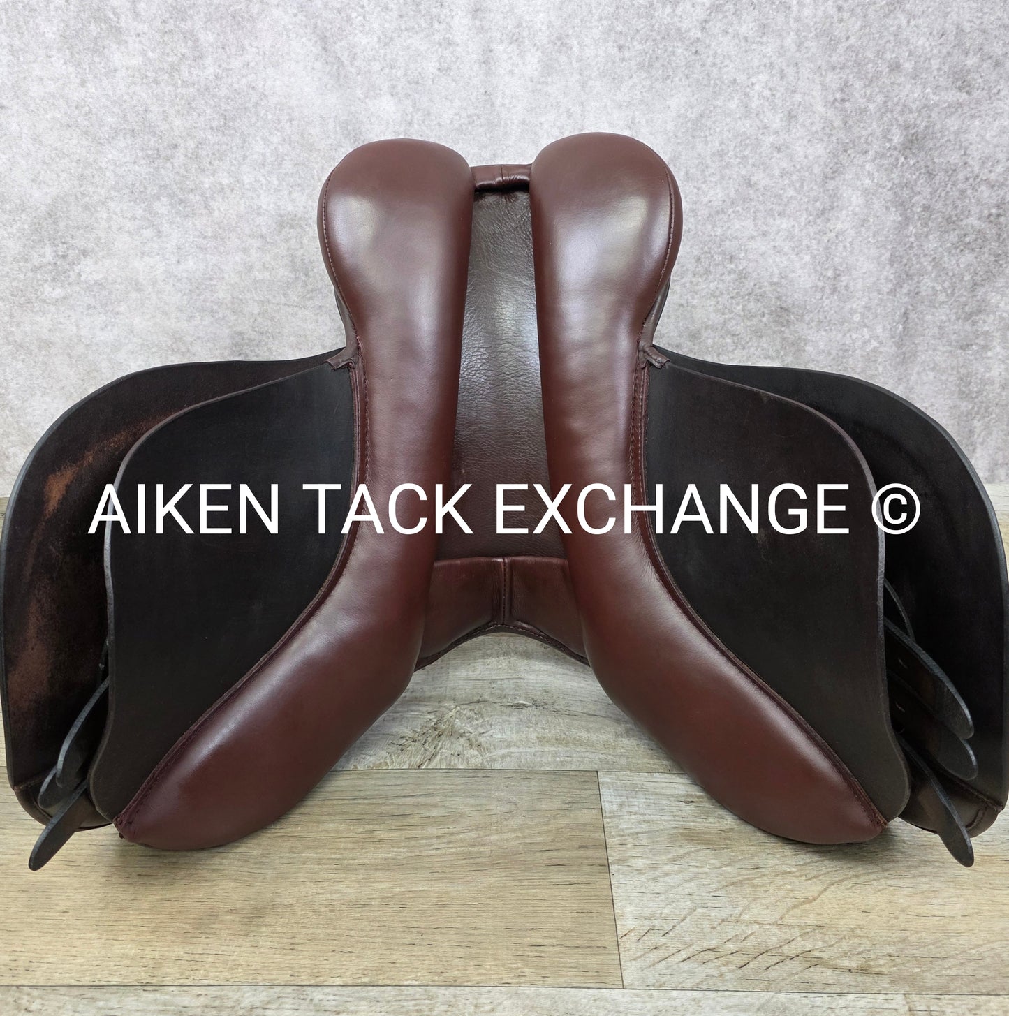 **SOLD** 2010 Duett Presto Close Contact Jump Saddle, 17" Seat, XX-Wide Hoop Tree, Wool Flocked Panels