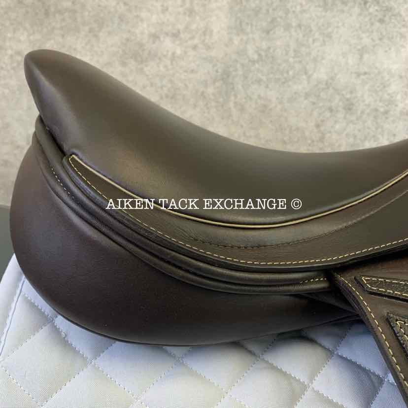**SOLD** 2022 Fairfax World Class Dual Flap Jump Saddle, 17.5" Seat, Adjustable Tree - Changeable Gullet, Wool Flocked Panels