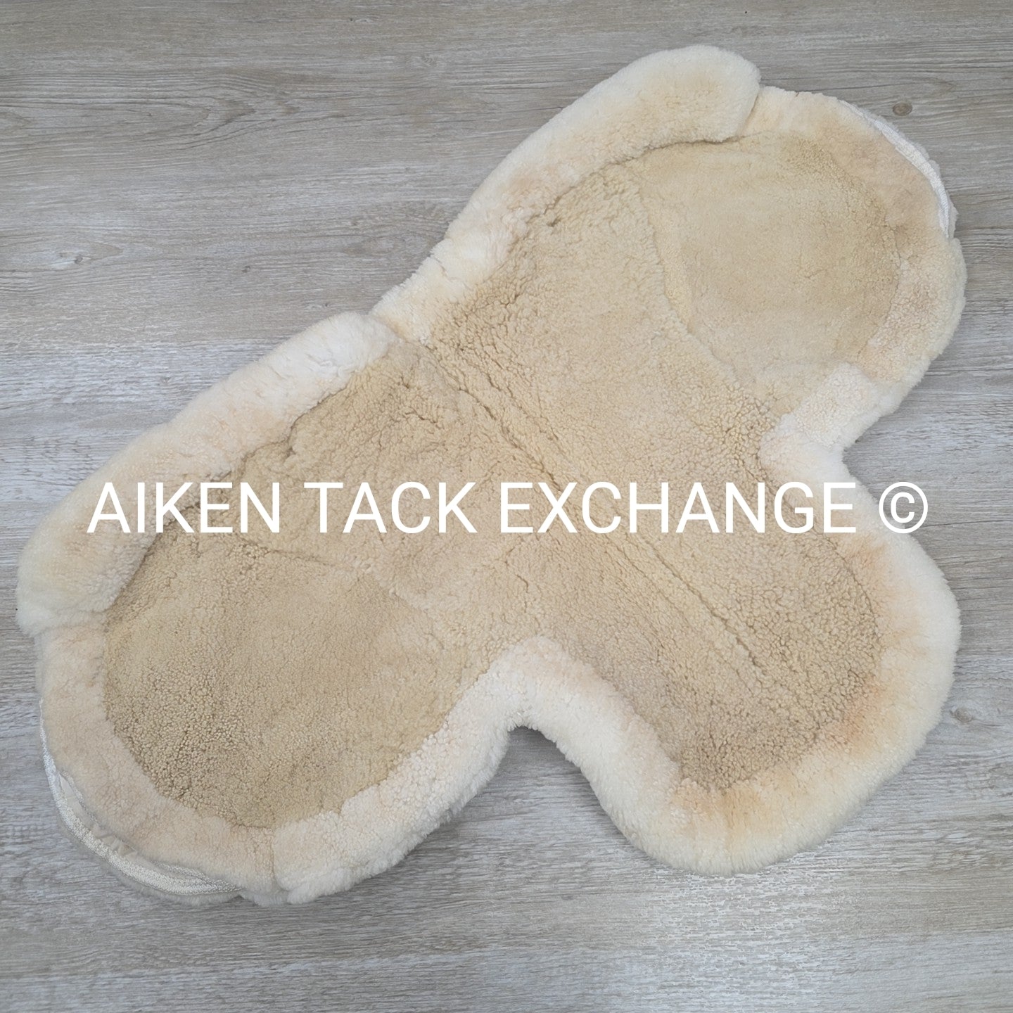 Fleeceworks Sheepskin Field HUnter Fox Hunter Pad with Front Roll & Full Trim