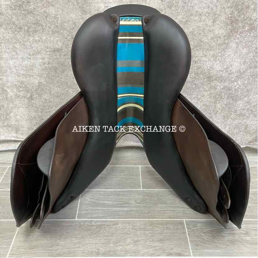 2022 Voltaire Stuttgart Close Contact Jump Saddle, 17.5" Seat, 3AA Flap, Medium Wide Tree, PRO Panels, Full Buffalo Leather