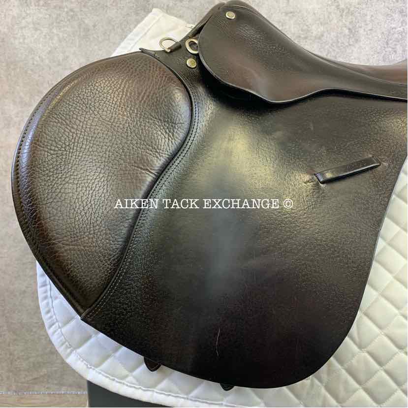 **SOLD** Ainsley Chester Jump Saddle, 17" Seat, Forward Flap, Medium Wide/Wide Tree, Wool Flocked Panels