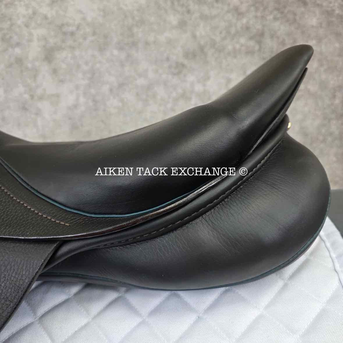 2025 Stubben Roxane Jump Saddle, 18" Seat with Biomex, 28cm Tree - Medium Narrow, Wool Flocked Panels