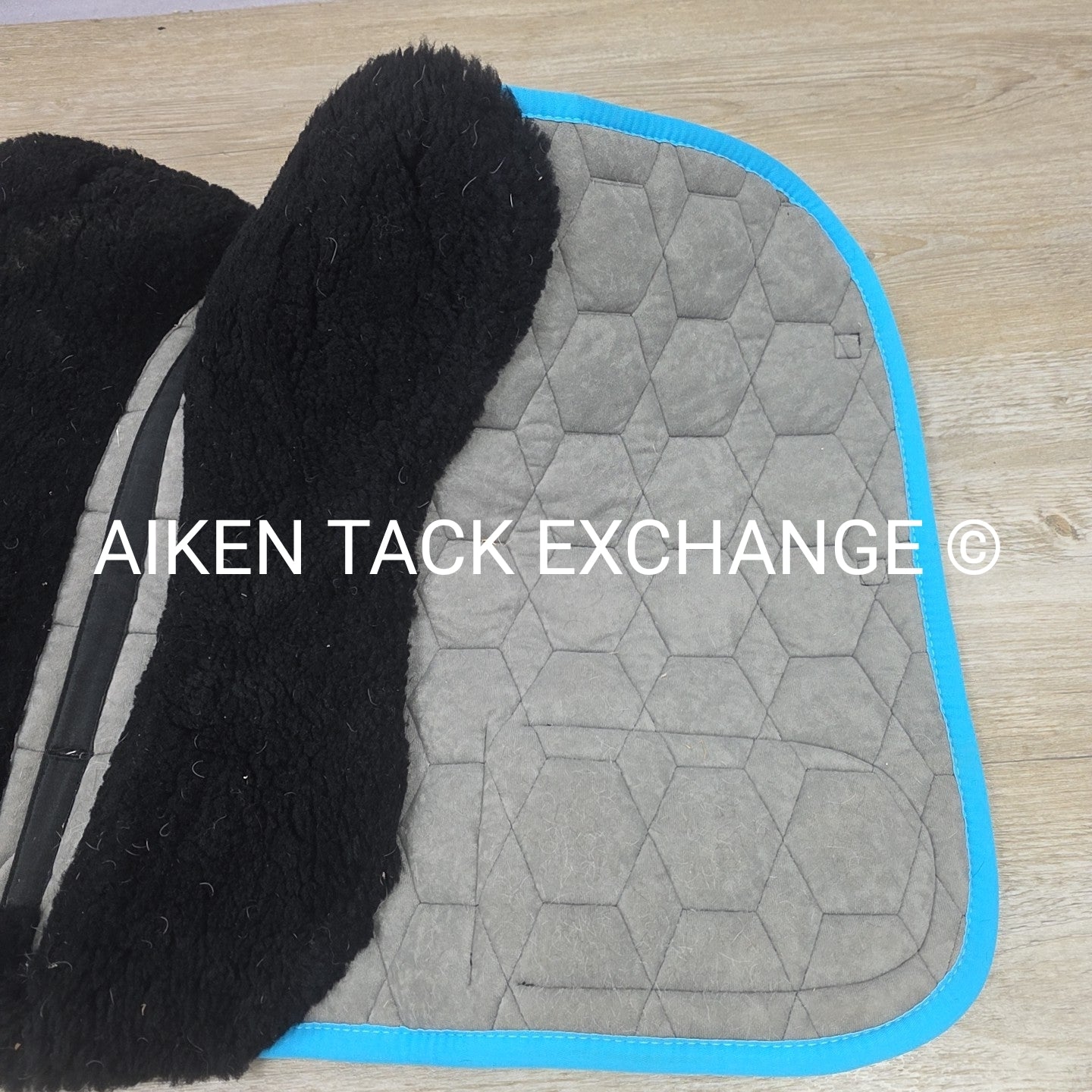 Mattes Dressage Trekking Saddle Pad with Sheepskin, Size Medium