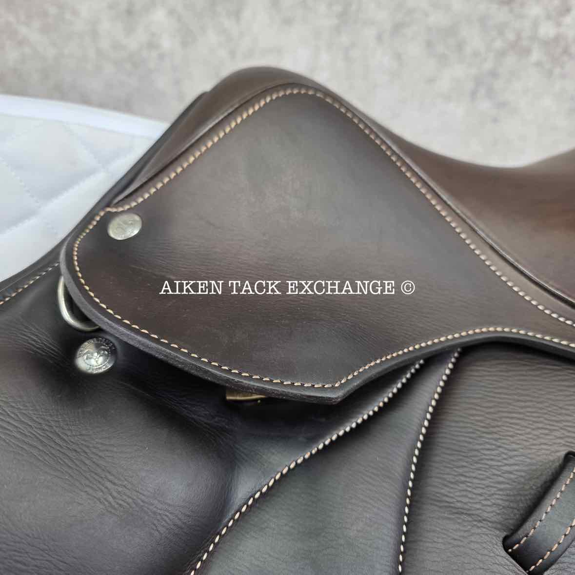 2022 Voltaire Welli Close Contact Jump Saddle, 15.5" Seat, 0A Flap, M/MW Tree, Foam FIN Panels