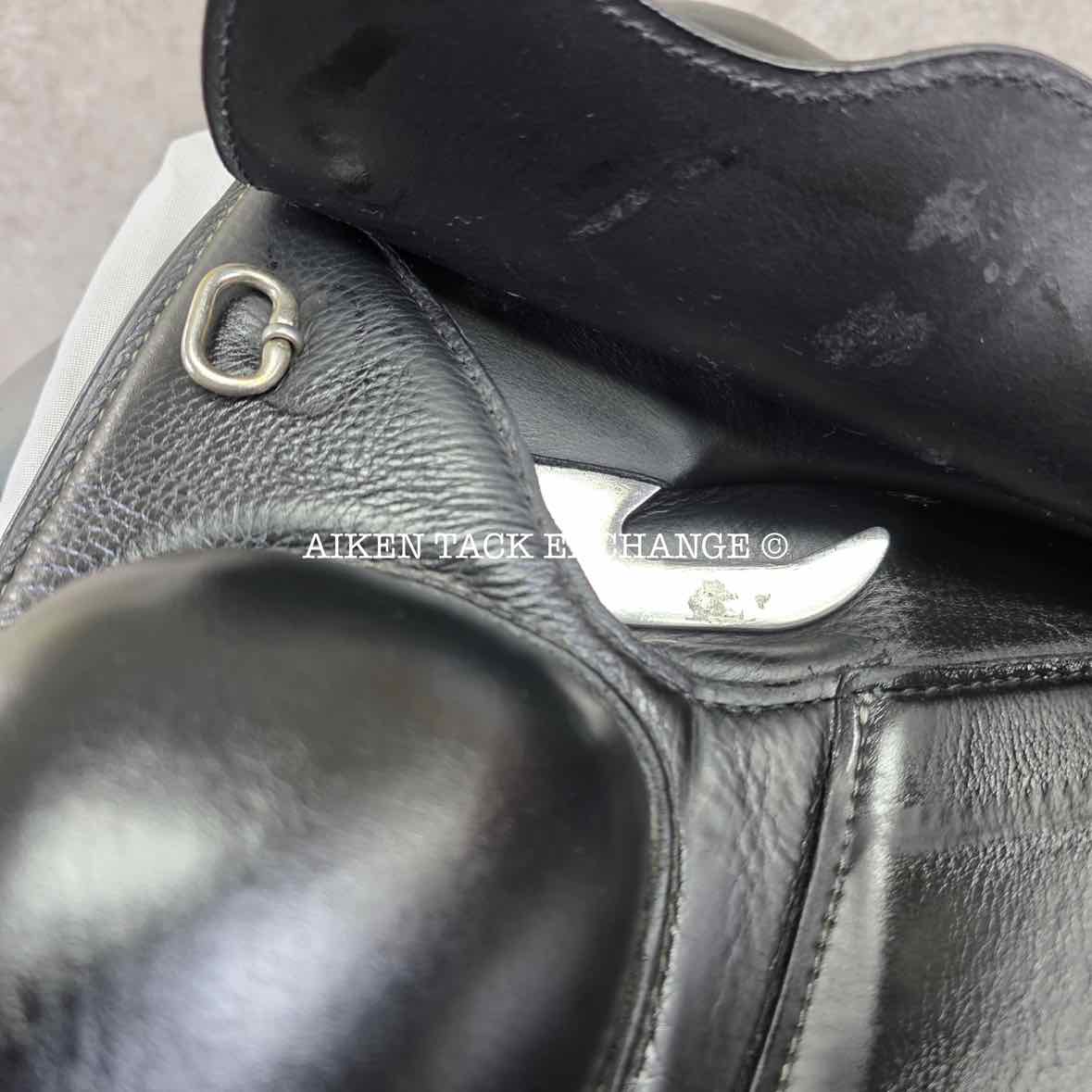 Fairfax Elias Monoflap Dressage Saddle, 18" Seat, Adjustable Tree - Changeable Gullet, Wool Flocked Panels