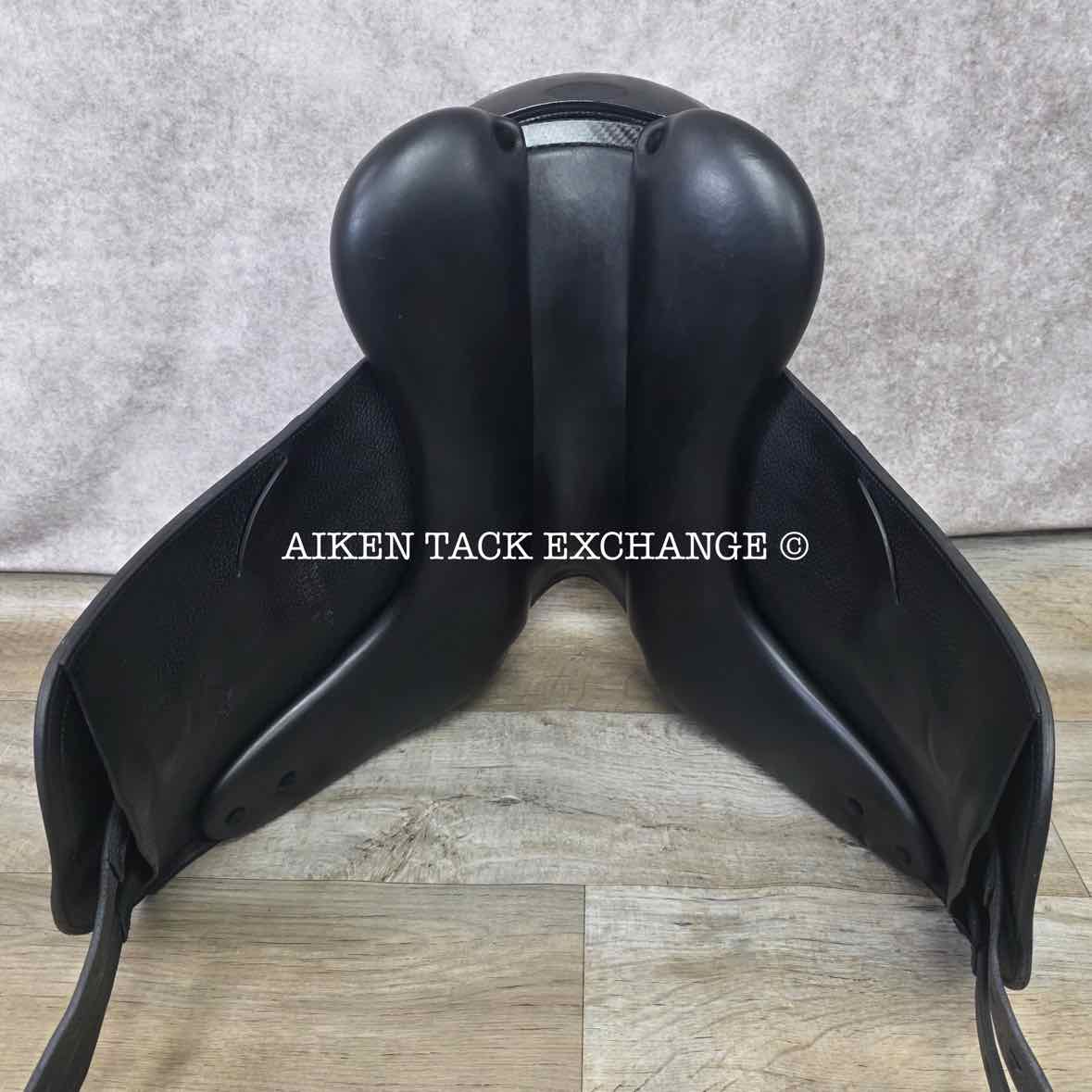 **SOLD** 2020 Equipe E-Carbon Kalifornia Monoflap Dressage Saddle, 17" Seat, MW/W Tree, Foam Panels