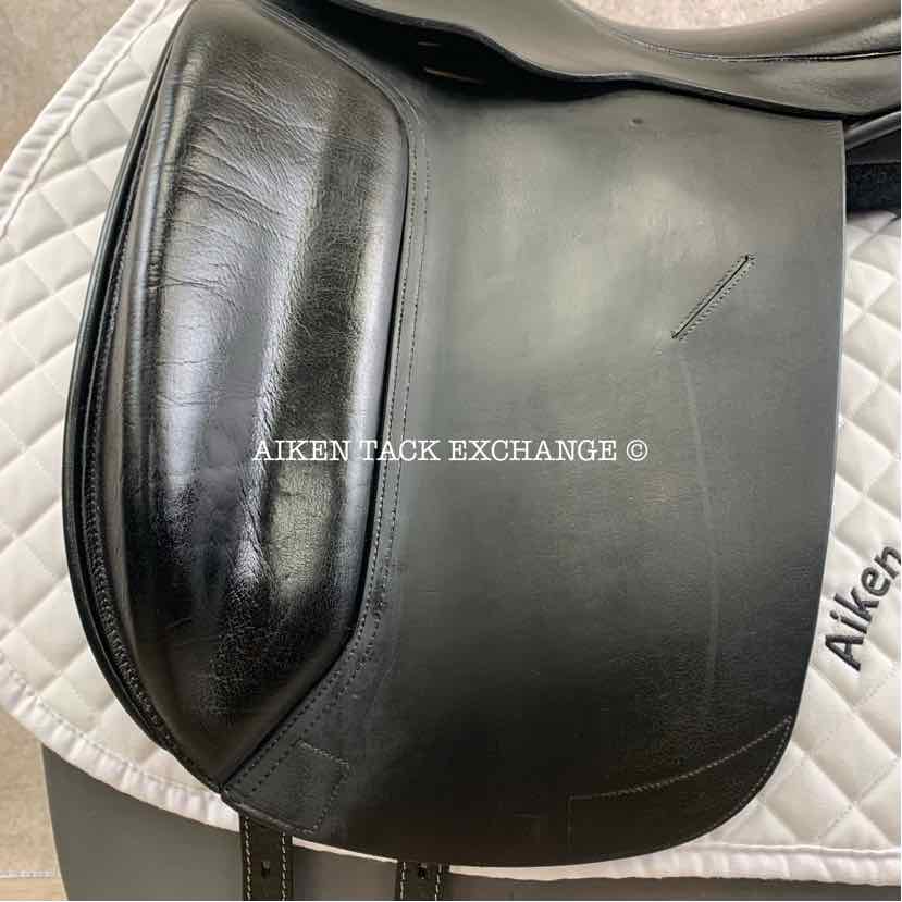 Master by D.Boot & L.Batchelor Dressage Saddle, 17.5" Seat, Wide Tree, Wool Flocked Serge Panels