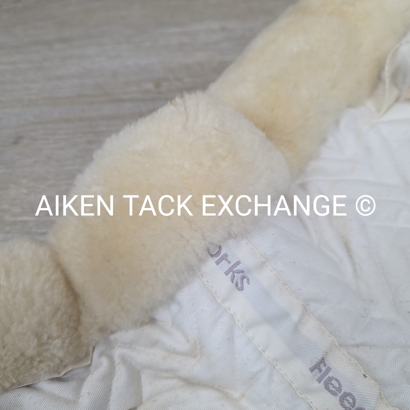 Fleeceworks Sheepskin Field HUnter Fox Hunter Pad with Front Roll & Full Trim