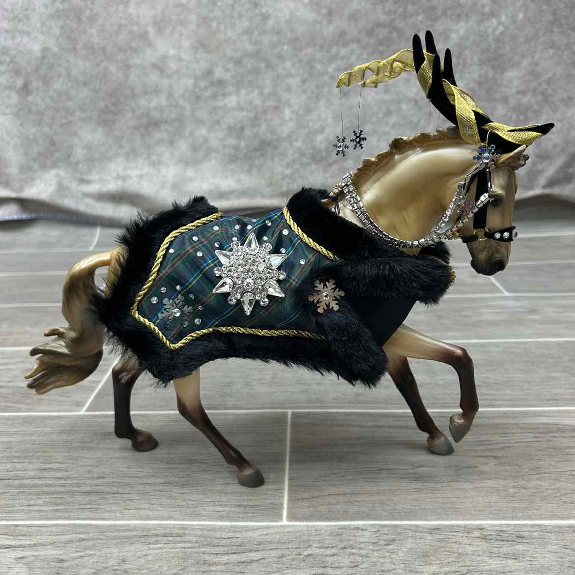Breyer Highlander 2023 Christmas Holiday Horse with Blanket
