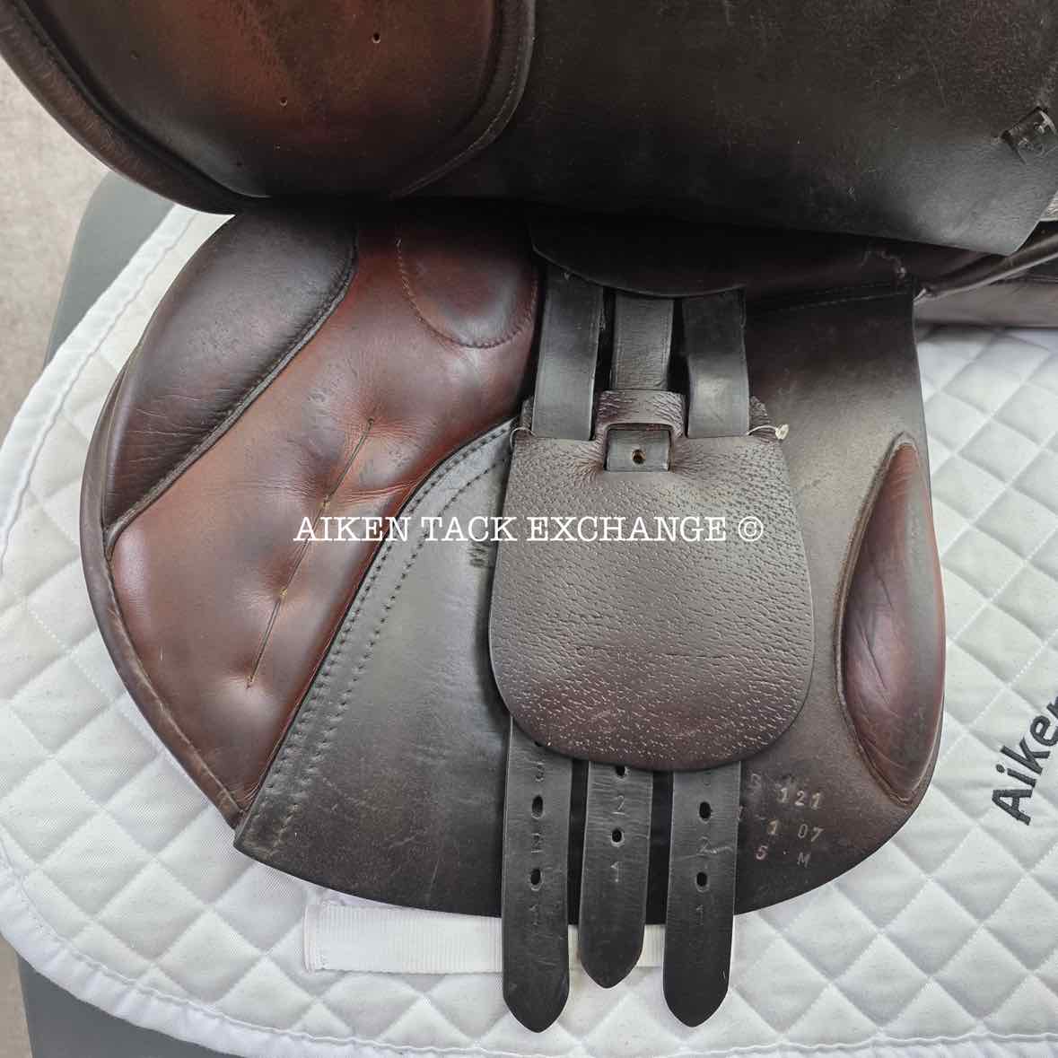 **SOLD** 2007 Saddler's Bench Killington III Jump Saddle, 17.5" Seat. Medium Wide Tree, Wool Flocked Panels