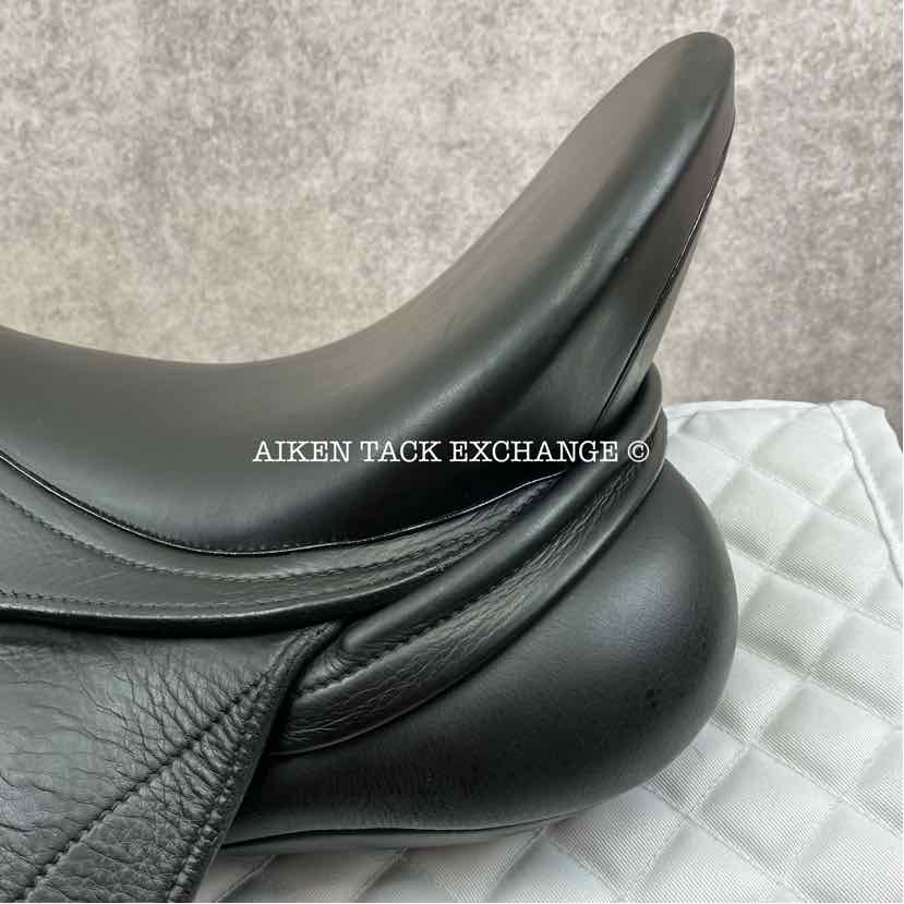 **On Trial** 2014 Schleese Obrigado Dressage Saddle, 17" Seat, Adjustable AdapTree, Wool Flocked Panels