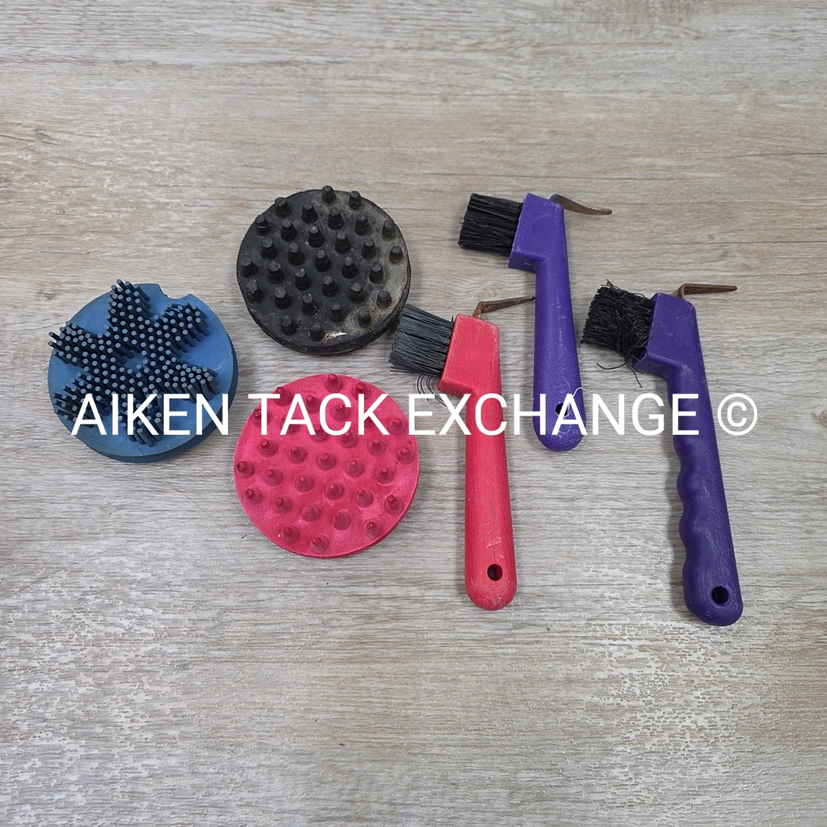 BARGAIN BUNDLE: 3 Hoof Picks & 3 Curry Combs