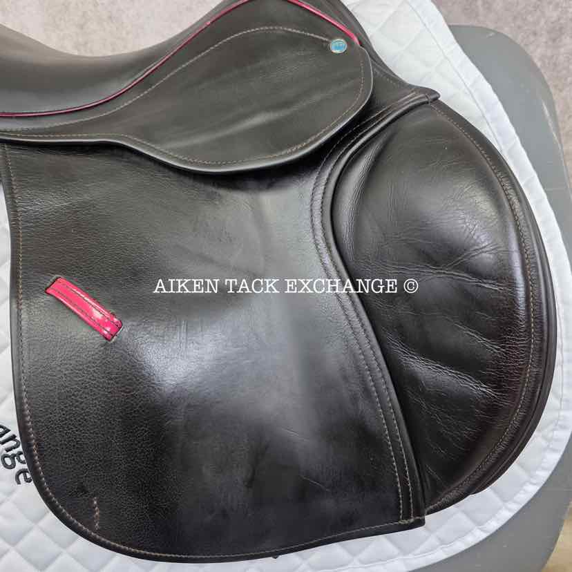 2021 County Innovation Jump Saddle, 18" Seat, Forward Flap, Medium Narrow Tree, Wool Flocked Panels