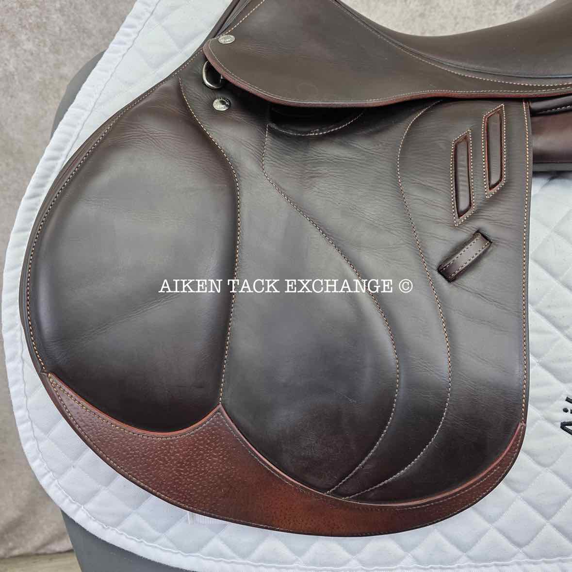 2017 Devoucoux Biarritz Lab Close Contact Jump Saddle, 17.5" Seat, 2A Flap, Medium Wide Tree, D3D Panels, Full Buffalo Leather