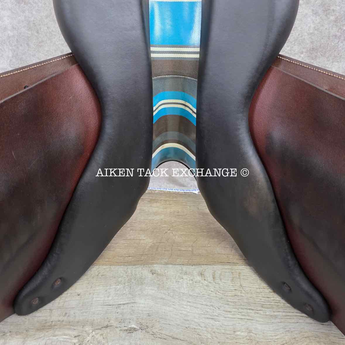 2022 Voltaire Palm Beach Close Contact Jump Saddle, 16.5" Seat, 2AA Flap, Medium Wide Tree, PRO Panels