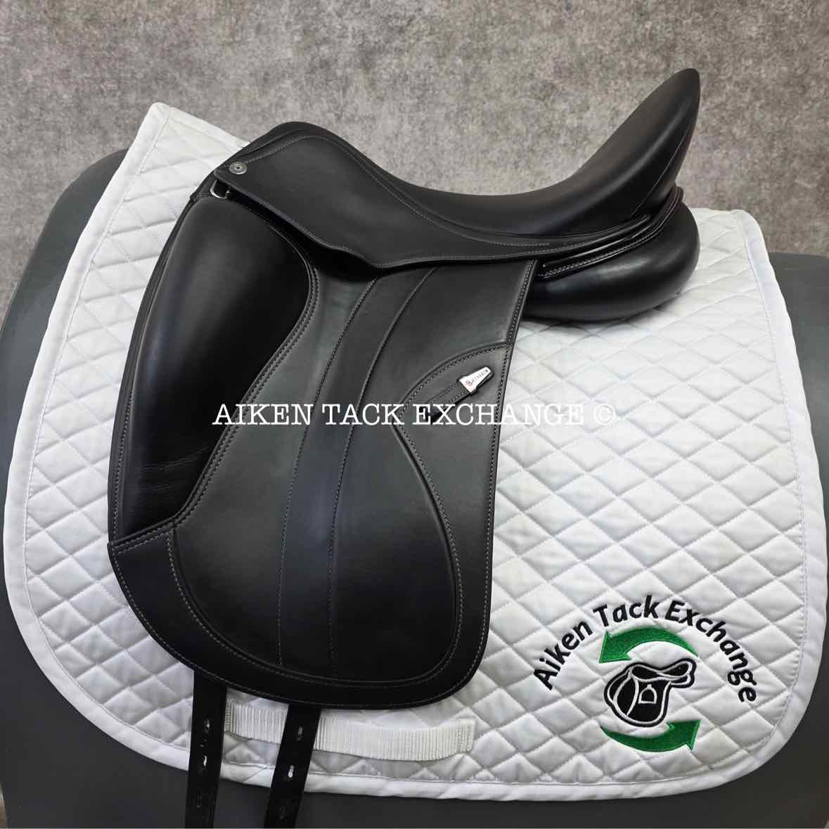 **SOLD** 2020 Equipe E-Carbon Kalifornia Monoflap Dressage Saddle, 17" Seat, MW/W Tree, Foam Panels