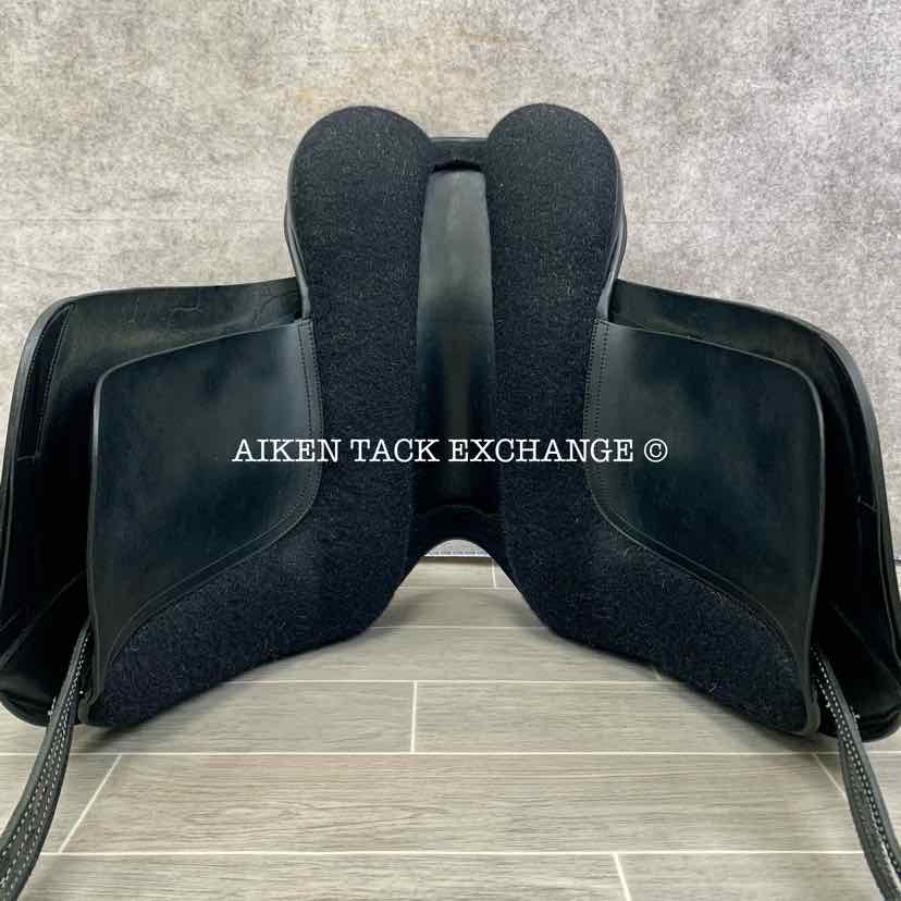 Master by D.Boot & L.Batchelor Dressage Saddle, 17.5" Seat, Wide Tree, Wool Flocked Serge Panels