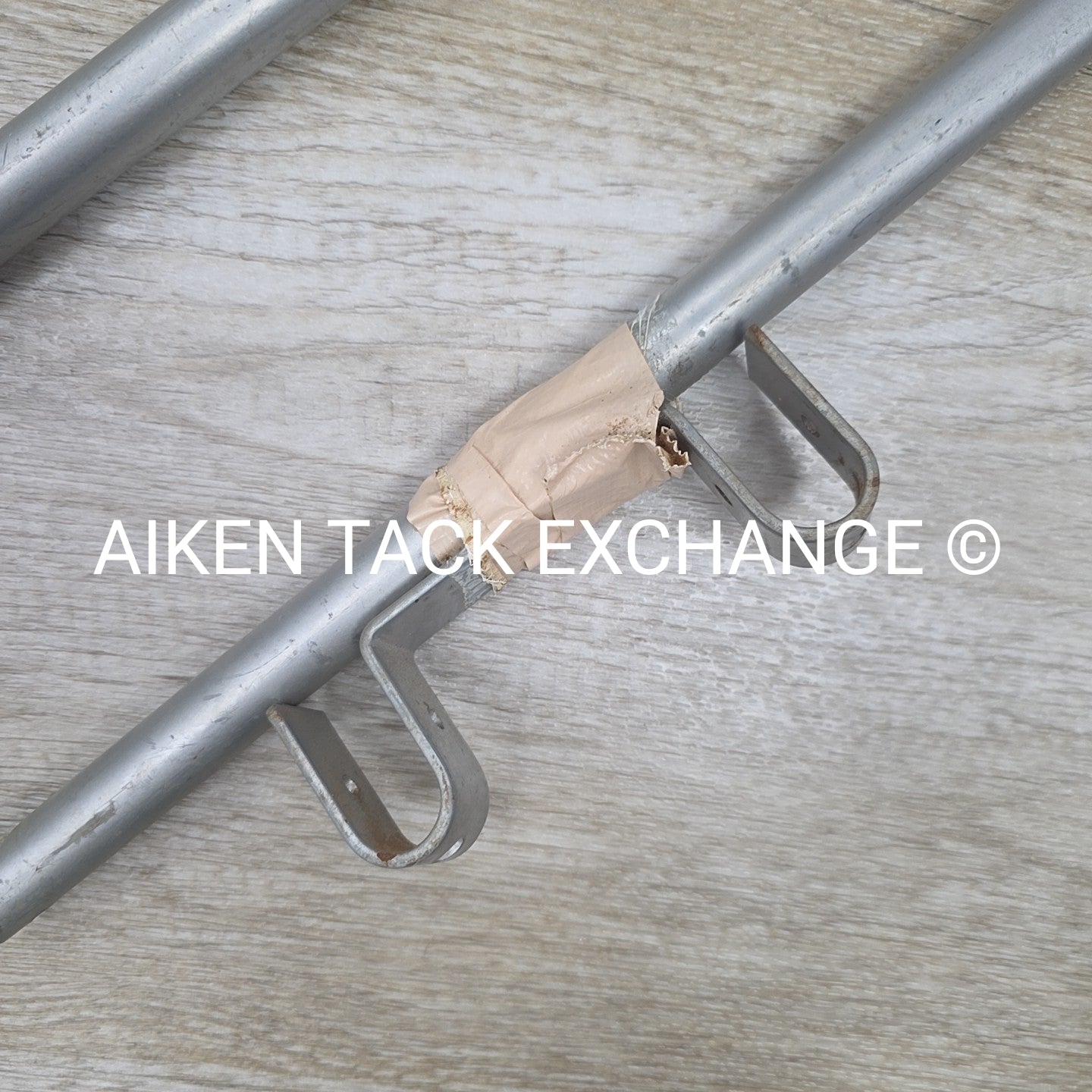 Swinging Metal Blanket Bar Rack with Wall Mounting Bracket