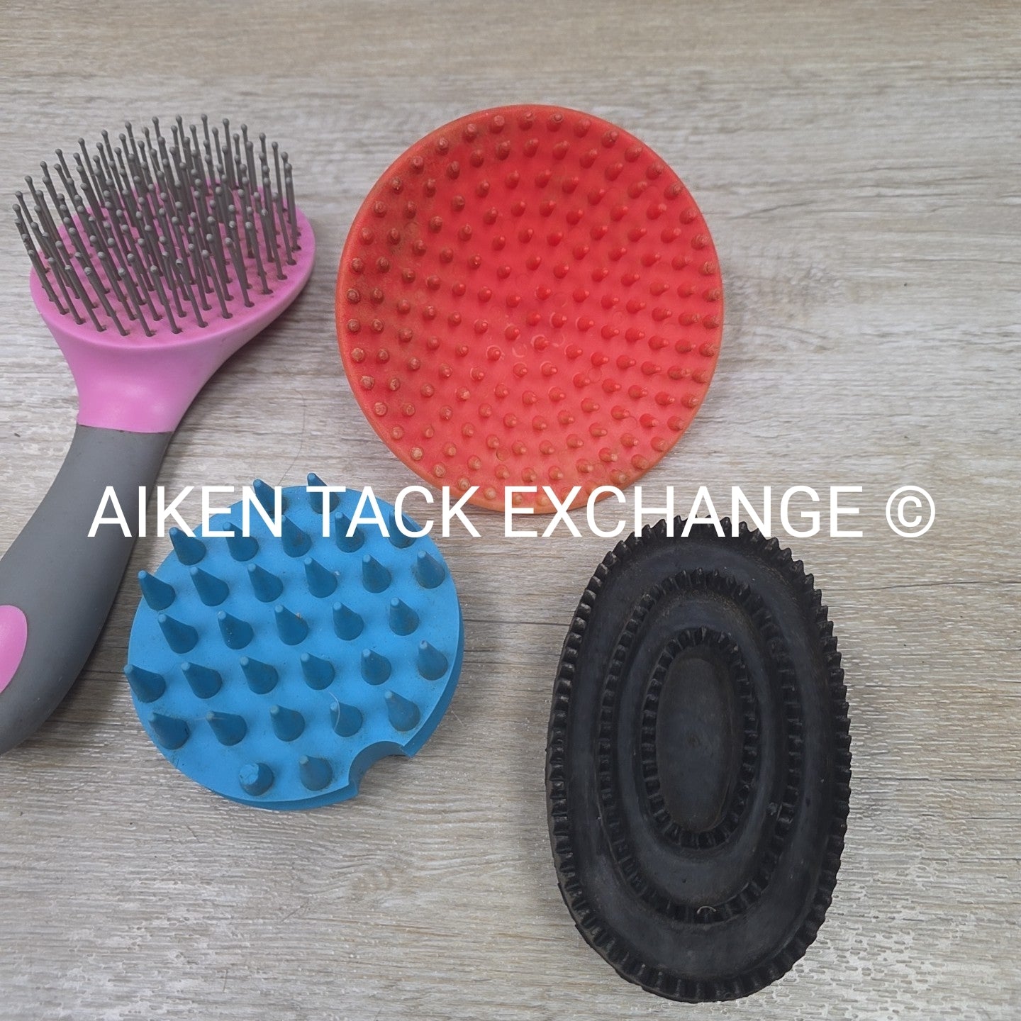 BARGAIN BUNDLE: 3 Curry Combs, 1 Mane & Tail Brush