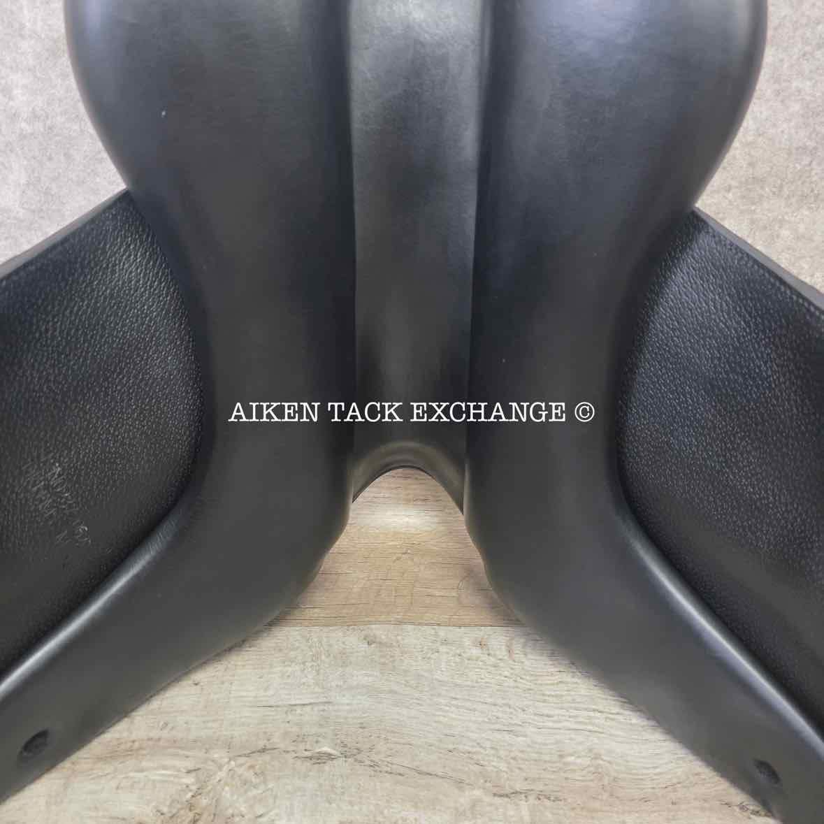 **SOLD** 2020 Equipe E-Carbon Kalifornia Monoflap Dressage Saddle, 17" Seat, MW/W Tree, Foam Panels
