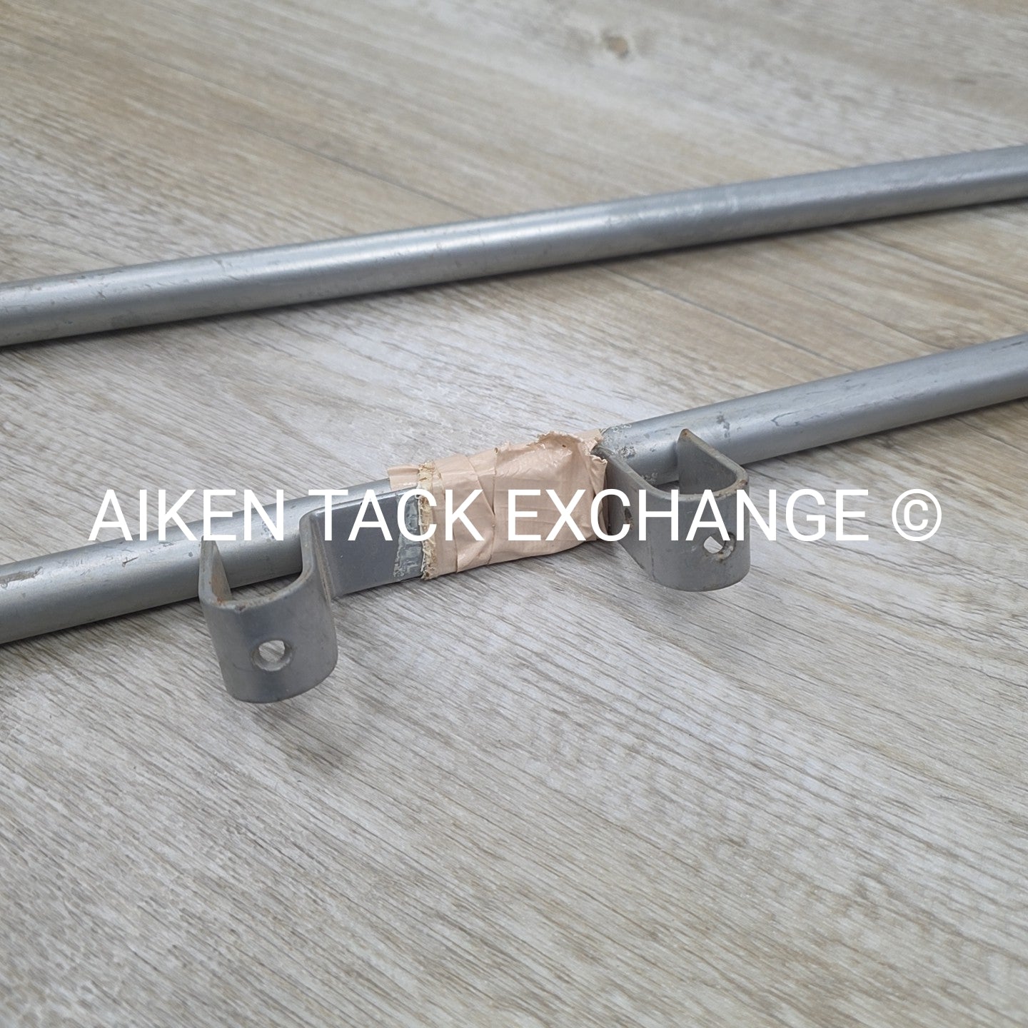 Swinging Metal Blanket Bar Rack with Wall Mounting Bracket