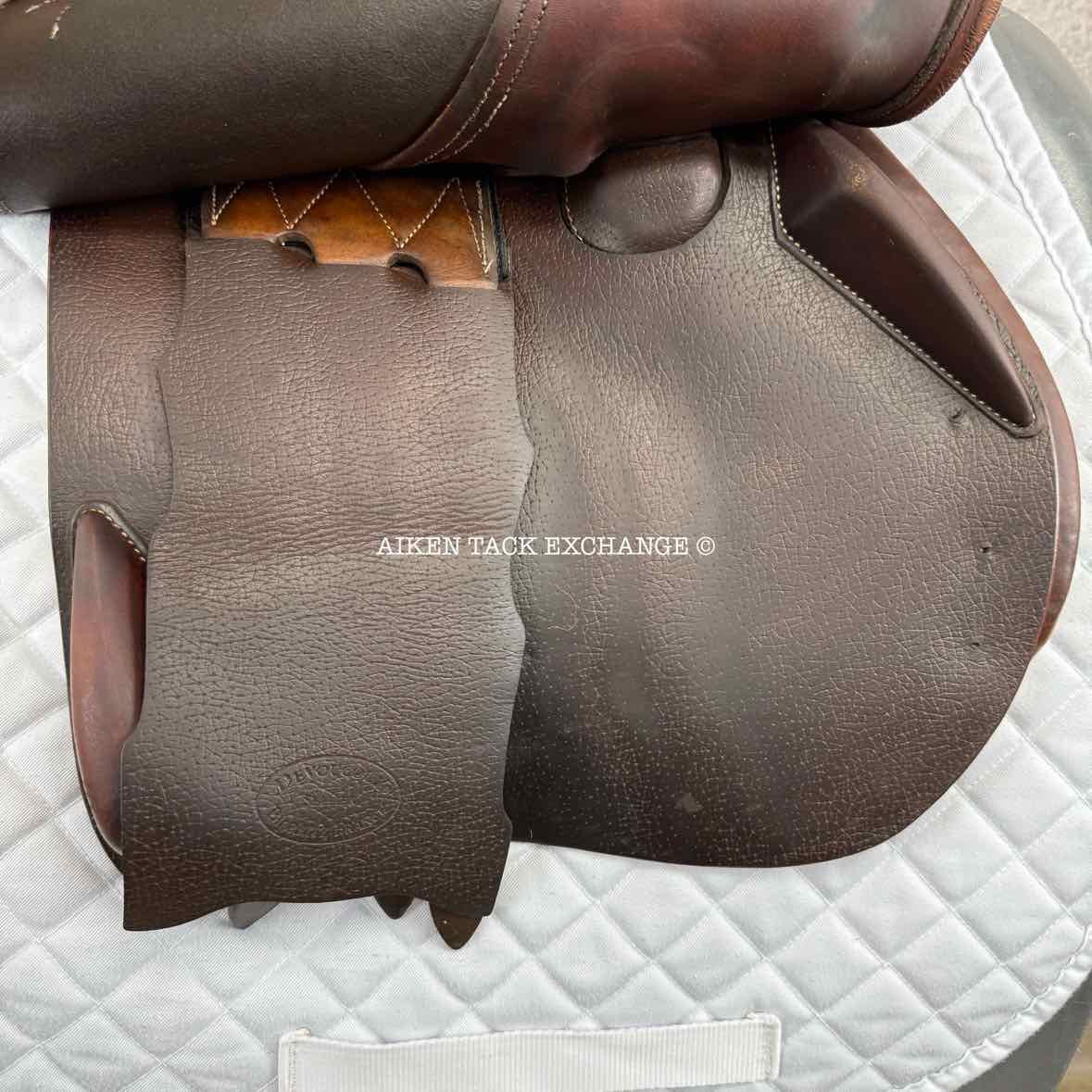 2009 Devoucoux Oldara Close Contact Jump Saddle, 17.5" Seat, 2A Flap, M/MW Tree, Foam Panels
