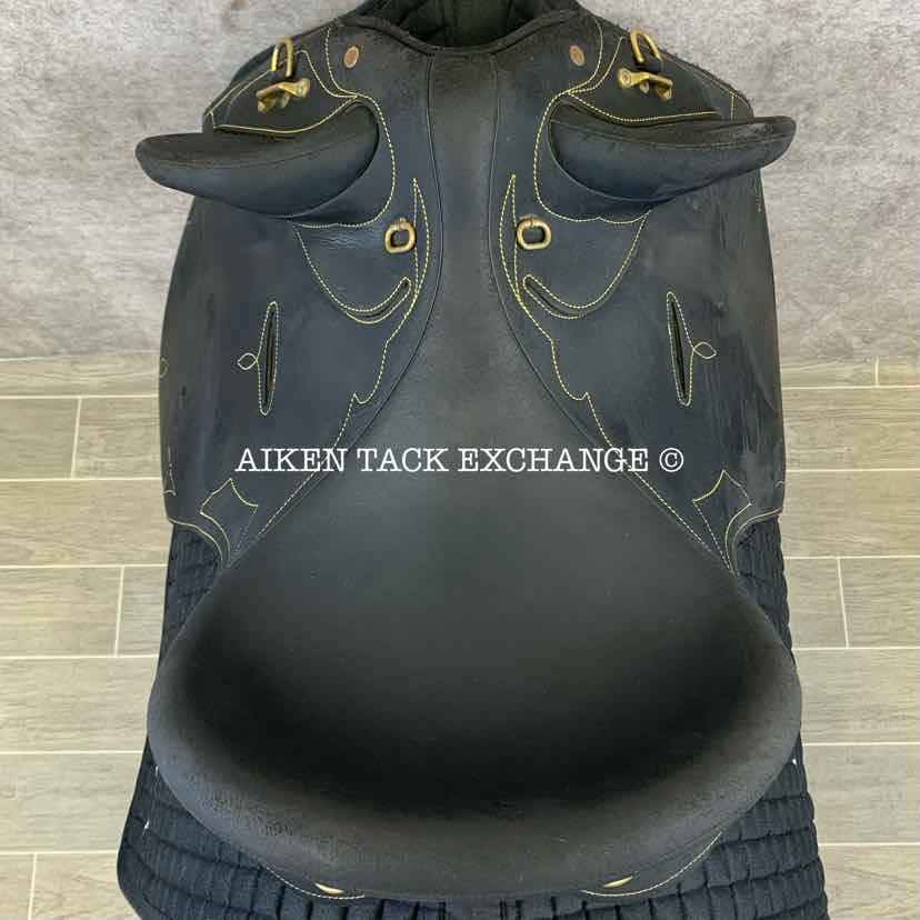 **SOLD** Wintec Pro Stock Australian Saddle, 17" / 17.5" Seat - Large, Adjustable Tree - Changeable Gullet, CAIR Panels
