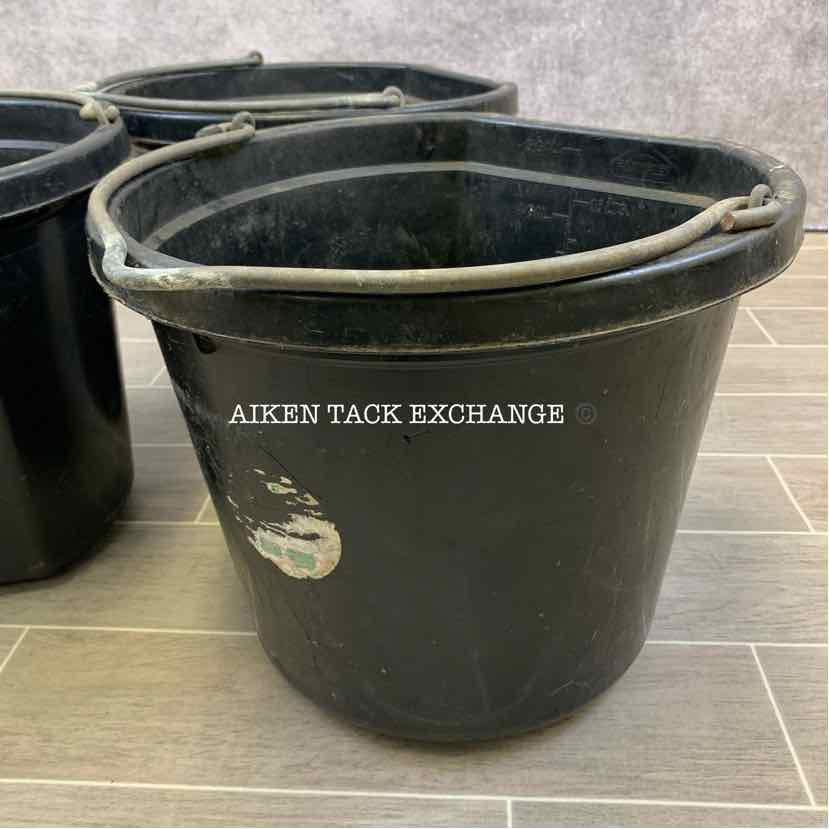 BARGAIN BUNDLE: 3 Flat Back Buckets w/ Metal Feed Scoop