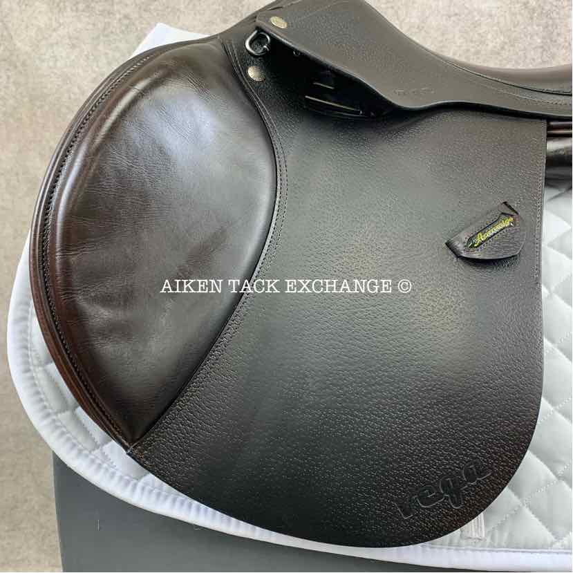 2018 Amerigo Vega Jump Saddle, 18" Seat, Medium Wide Tree, Wool Flocked Panels