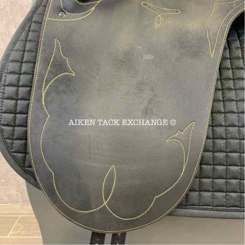 **SOLD** Wintec Pro Stock Australian Saddle, 17" / 17.5" Seat - Large, Adjustable Tree - Changeable Gullet, CAIR Panels
