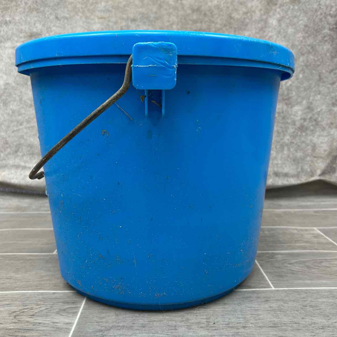 Flat Back Heated Water Bucket, 5 Gallons