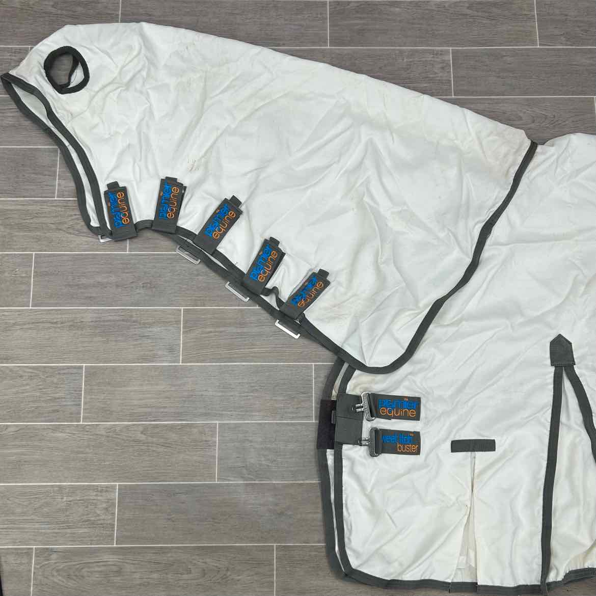 Couverture anti-mouches pour cheval avec rabat ventral Premier Equine Buster Sweet Itch | La sellerie de Maé Couverture anti-mouches pour cheval avec rabat ventral Premier Equine Buster Sweet Itch | La sellerie de Maé