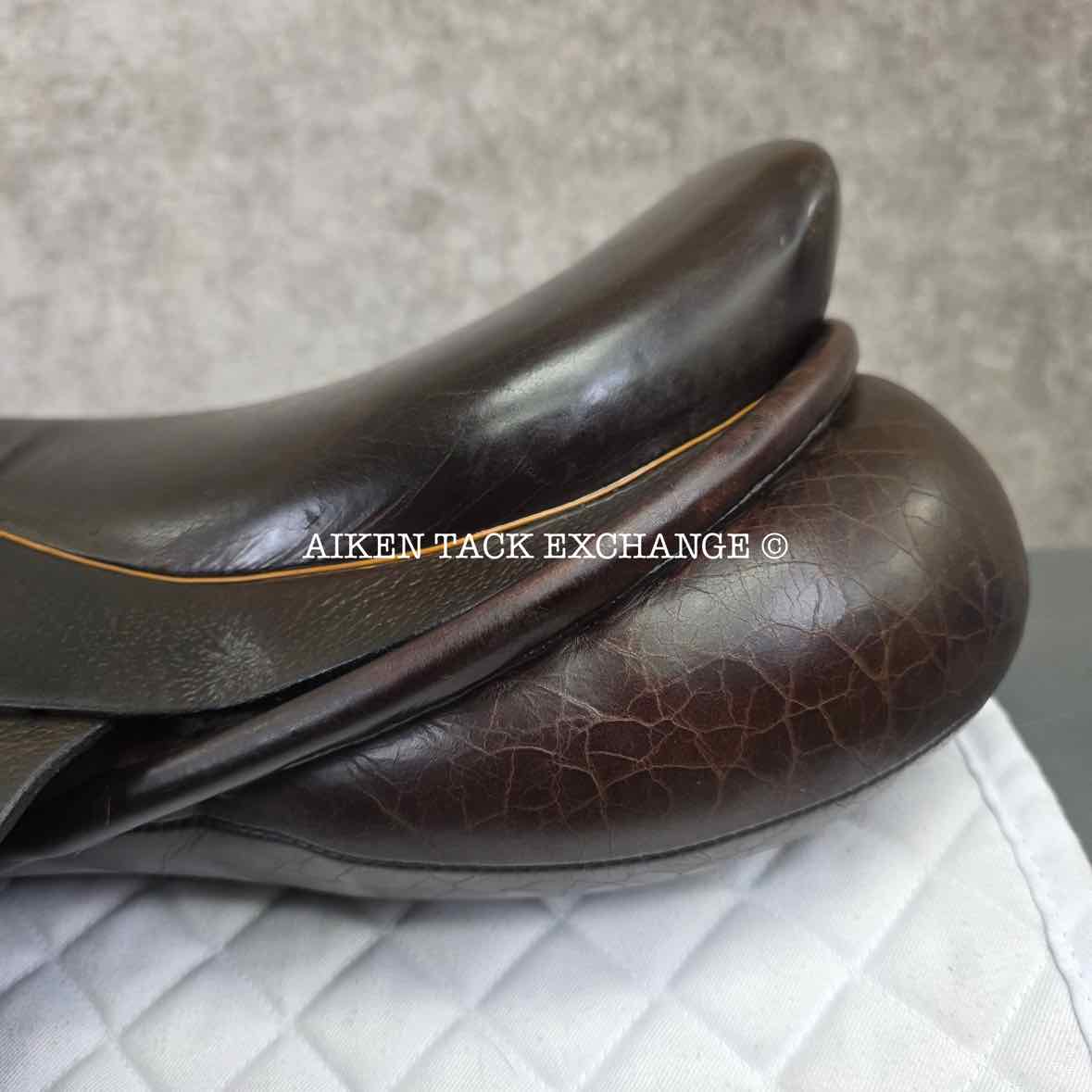 **SOLD** 2007 Saddler's Bench Killington III Jump Saddle, 17.5" Seat. Medium Wide Tree, Wool Flocked Panels