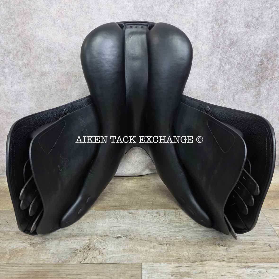 **SOLD** 2020 Amerigo Pinerolo HC Jump Saddle, 17" Seat, Medium Wide Tree, Wool Flocked Panels