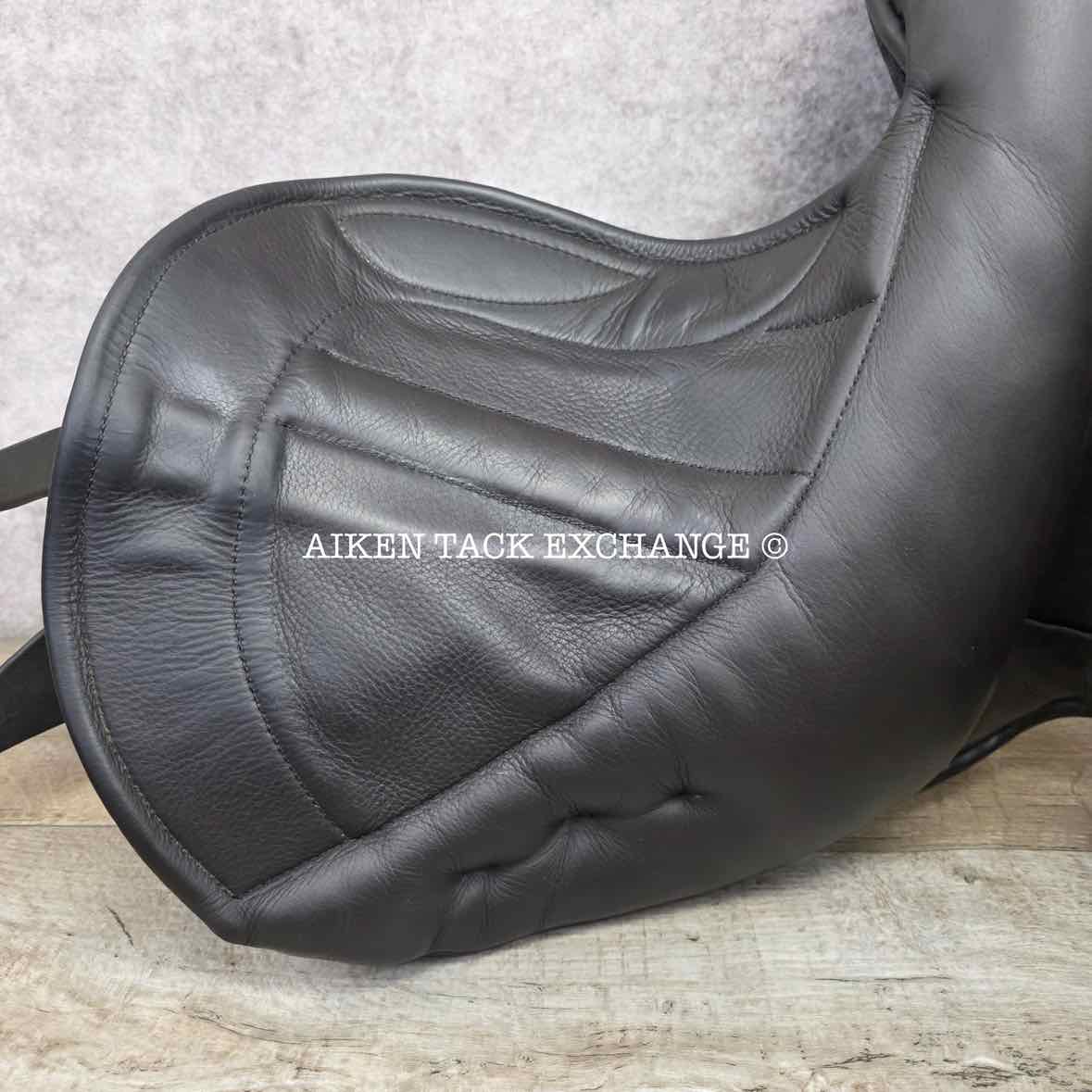 **On Trial** 2014 Black Country Solare Vinici Monoflap Jump Saddle, 17.5" Seat, Medium Wide Tree, Wool Flocked Panels