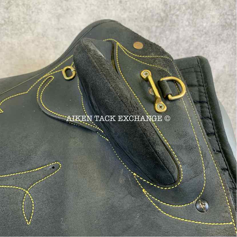**SOLD** Wintec Pro Stock Australian Saddle, 17" / 17.5" Seat - Large, Adjustable Tree - Changeable Gullet, CAIR Panels