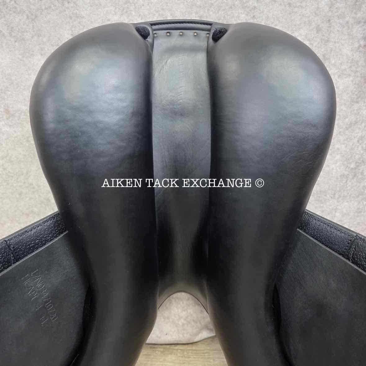 **SOLD** 2020 Amerigo Pinerolo HC Jump Saddle, 17" Seat, Medium Wide Tree, Wool Flocked Panels