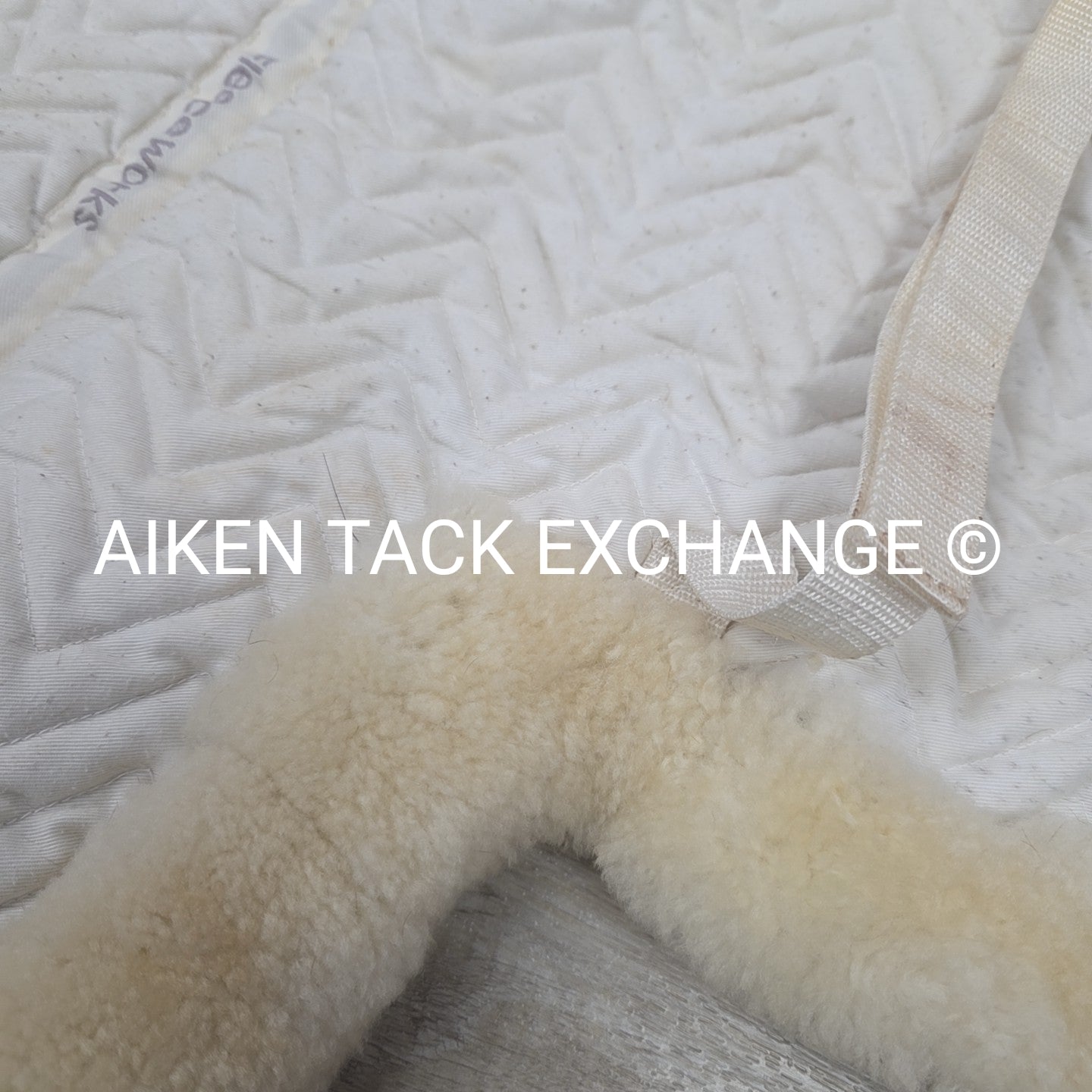 Fleeceworks Sheepskin Field HUnter Fox Hunter Pad with Front Roll & Full Trim