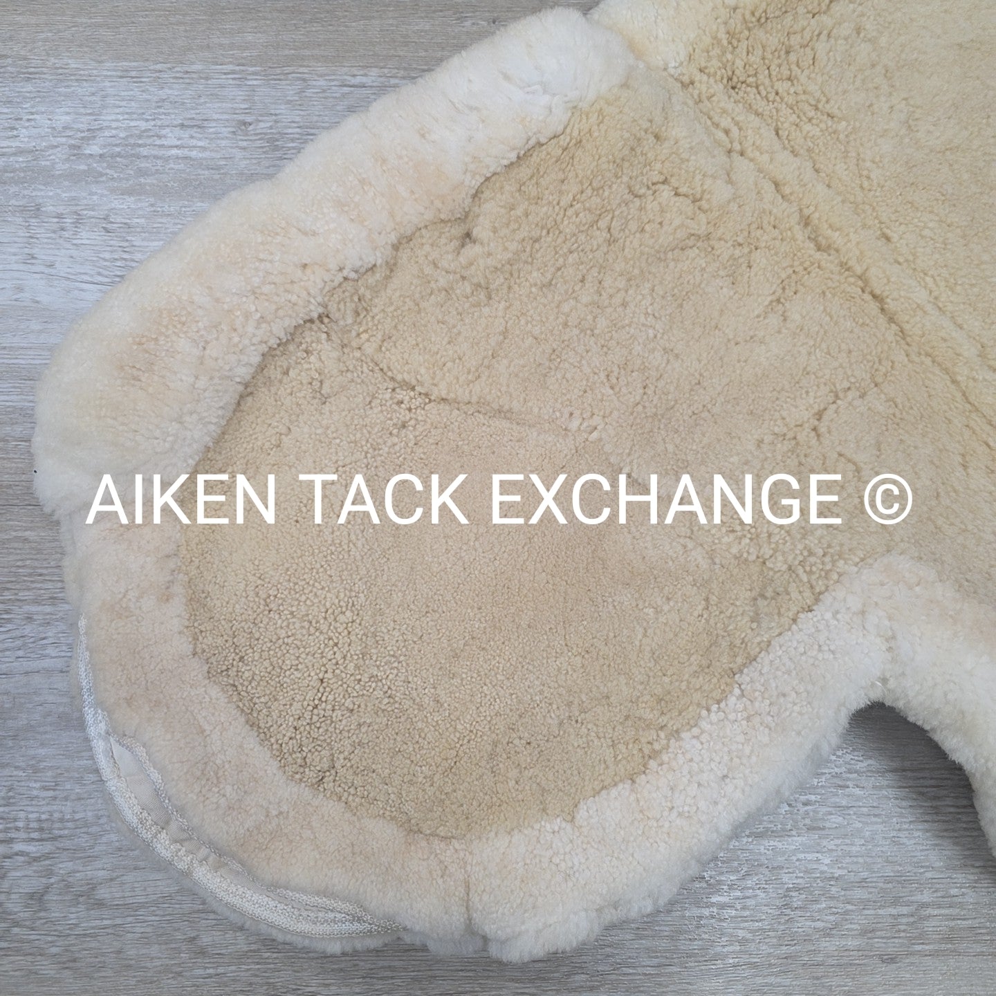 Fleeceworks Sheepskin Field HUnter Fox Hunter Pad with Front Roll & Full Trim