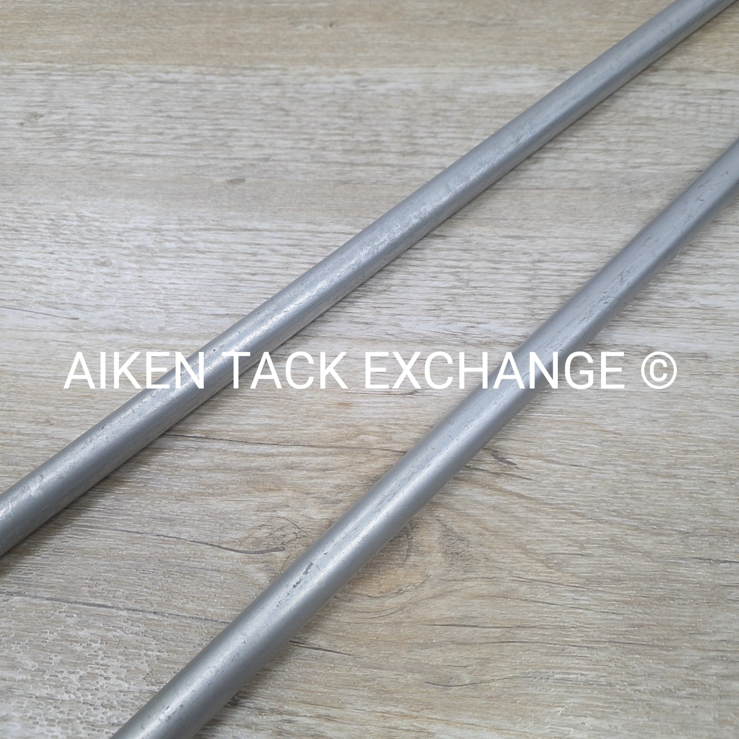 Swinging Metal Blanket Bar Rack with Wall Mounting Bracket