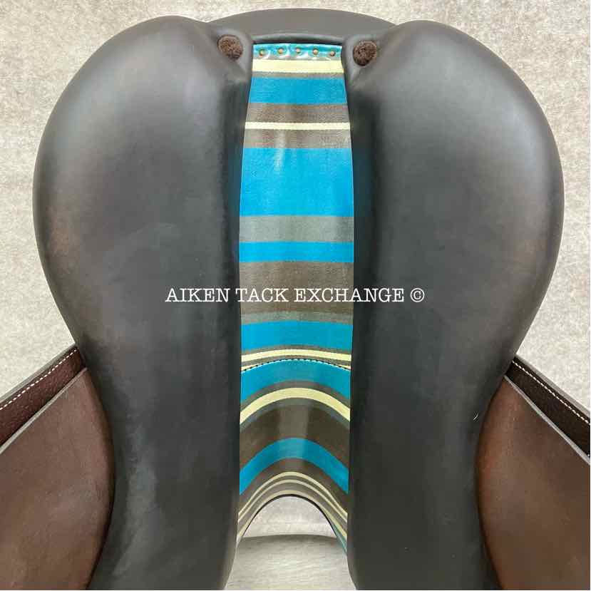 **On Trial** 2022 Voltaire Stuttgart Close Contact Jump Saddle, 17.5" Seat, 3AA Flap, Medium Wide Tree, PRO Panels, Full Buffalo Leather