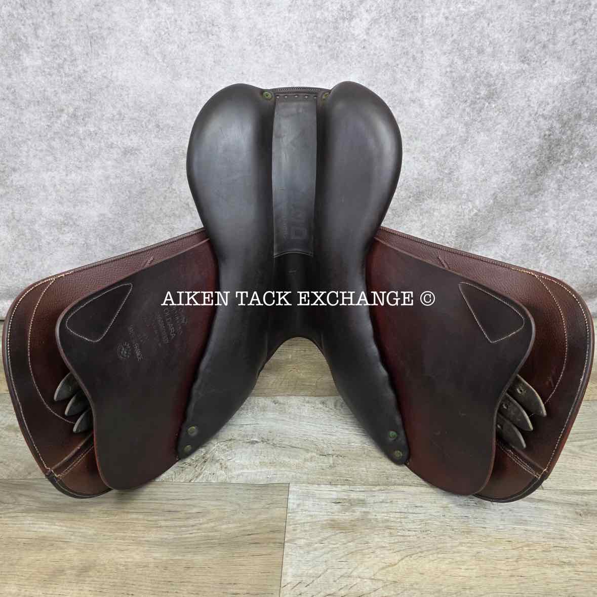 2015 Devoucoux Oldara Close Contact Jump Saddle, 17.5" Seat, 3 Flap, Medium Wide Tree, D3D Panels, Full Buffalo Leather