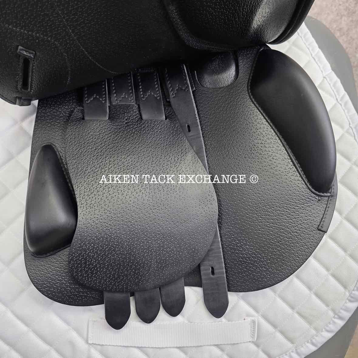 **SOLD** 2020 Amerigo Pinerolo HC Jump Saddle, 17" Seat, Medium Wide Tree, Wool Flocked Panels